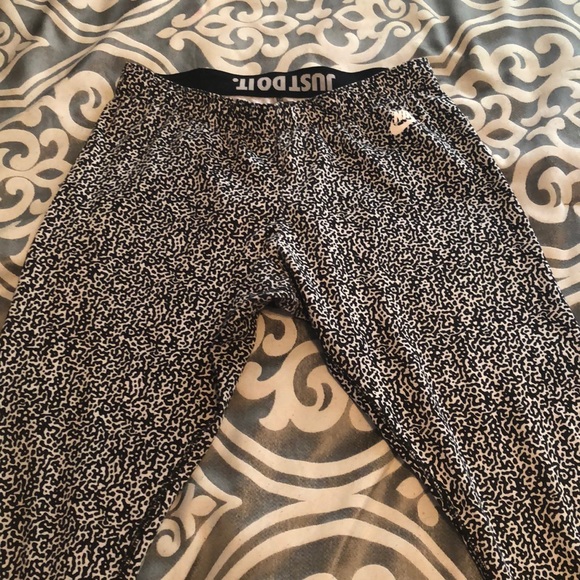 Nike Pants - Nike leggings black and white print